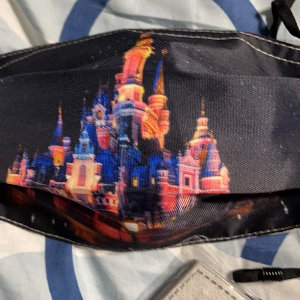 New set/5 Disney castle face masks